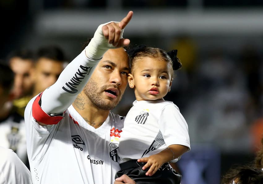 Neymar ao lado da filha Mavie