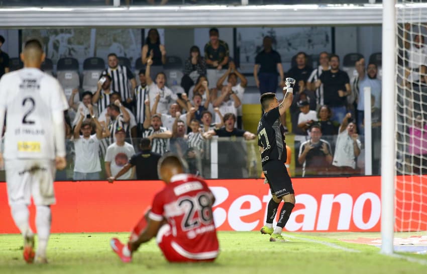 Gabriel Brazão comemora defesa que garantiu o empate do Santos com o CRB pelo jogo de ida da terceira fase da Copa do Brasil. (Foto: Mauricio De Souza/AGIF)