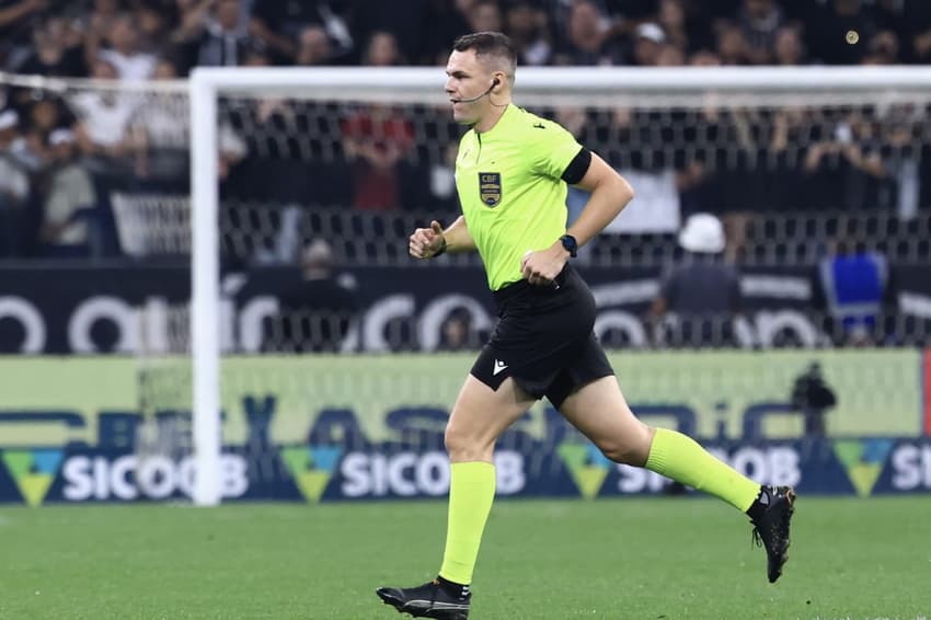 SP - SAO PAULO - 03/05/2025 - BRASILEIRO A 2025, CORINTHIANS X INTERNACIONAL - O arbitro Paulo Cesar Zanoveli da Silva durante partida entre Corinthians e Internacional no estadio Arena Corinthians pelo campeonato Brasileiro A 2025. Foto: Marcello Zambrana/AGIF