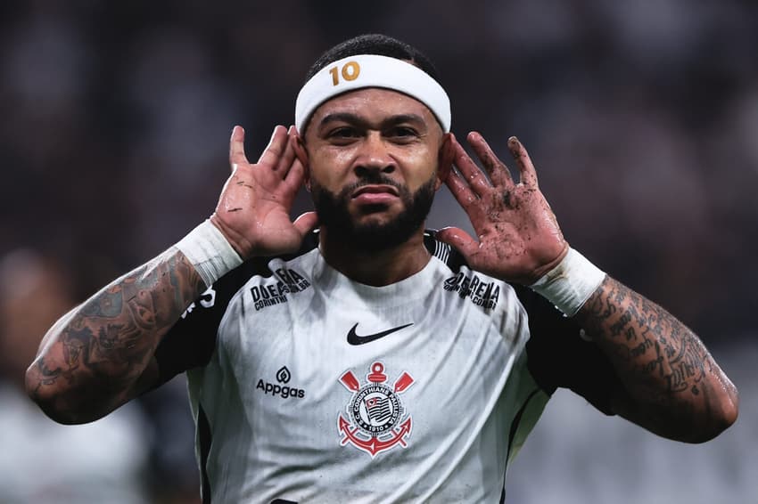 Memphis comemora gol, que foi anulado posteriormente, em Corinthians x Internacional