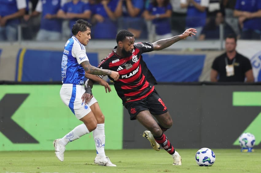 Gerson, do Flamengo, e Lucas Romero, do Cruzeiro (Foto: Gilson Lobo/AGIF)