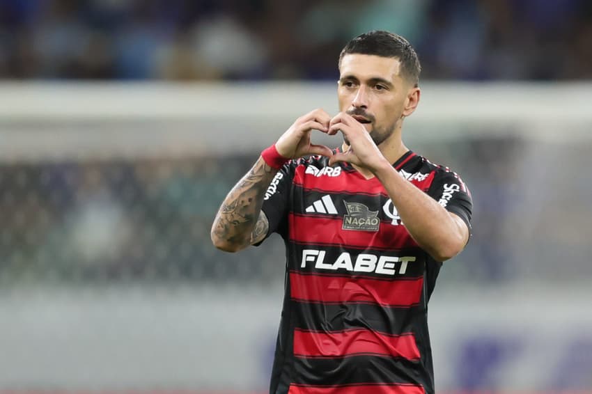 Arrascaeta, meia do Flamengo, comemora gol contra o Cruzeiro (Foto: Gilson Lobo/AGIF)