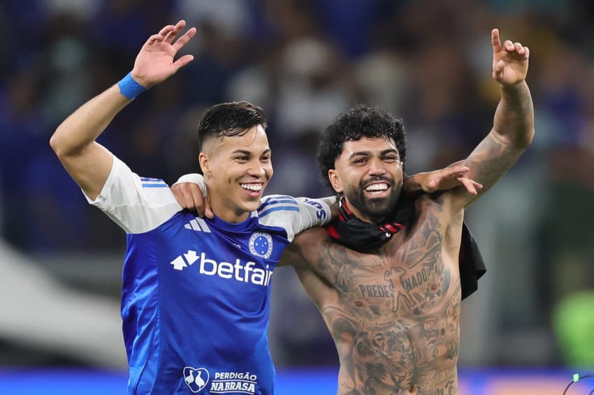 Kaio Jorge e Gabigol comemoram vitória do Cruzeiro sobre o Flamengo (Foto: Gilson Lobo/AGIF)