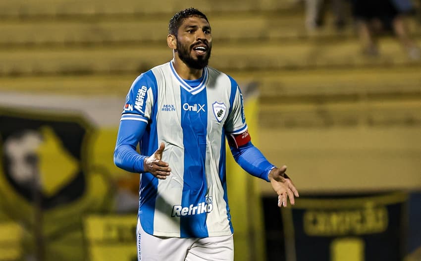 Wallace atualmente defende o Londrina (Foto: Fabio Giannelli/AGIF)