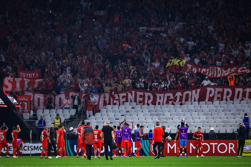 Jogadores do América de Cali festejam com a torcida após empate na Neo Química Arena Foto: Fabio Giannelli/AGIF