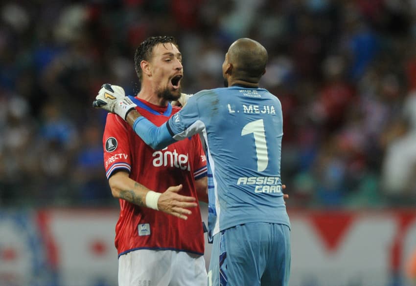 Coates e Mejía comemoram vitória do Nacional Foto: Jhony Pinho/AGIF