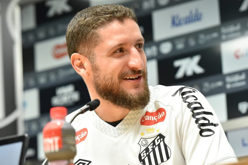 Zé Rafael apresentado na Vila Belmiro