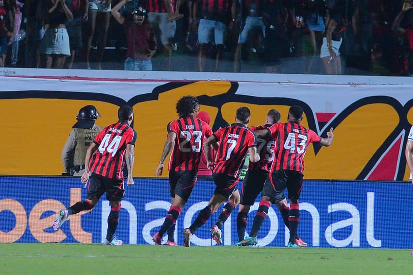 Jogadores do Vitória comemoram gol contra o Vasco Foto: Walmir Cirne/AGIF