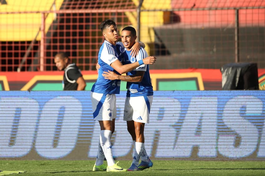 Kaio Jorge e Christian comemoram gol do Cruzeiro contra o Sport (Foto: Marlon Costa/AGIF)