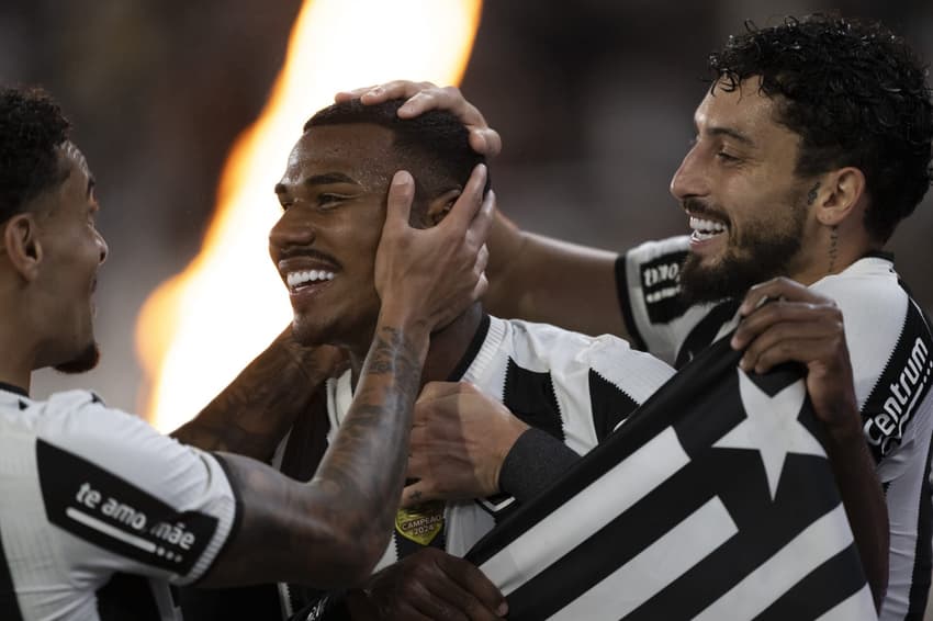 Cuiabano e Alex Telles comemoram gol do Botafogo sobre o Internacional. (Foto: Jorge Rodrigues/AGIF)