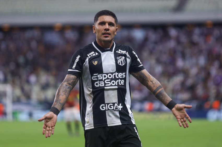 Galeano comemora gol do Ceará contra o Sport, pelo Brasileirão (Foto: Lucas Emanuel/AGIF)