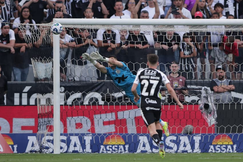 Gabriel Brazão em duelo do Santos contra o Corinthians, na Neo Química Arena. (Foto: Ettore Chiereguini/AGIF)