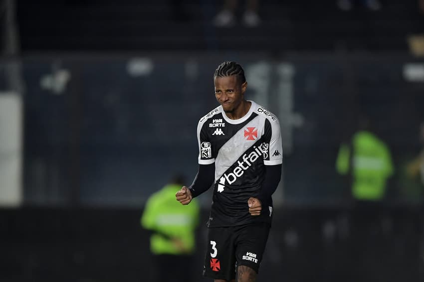 Tchê Tchê, do Vasco, vibrando com pênalti comvertido (Foto: Thiago Ribeiro/AGIF)