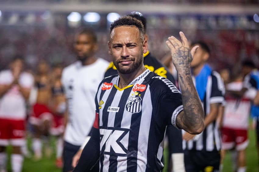 Neymar deixa o campo após a eliminação do Santos na Copa do Brasil (Foto: Itawi Albuquerque/AGIF)