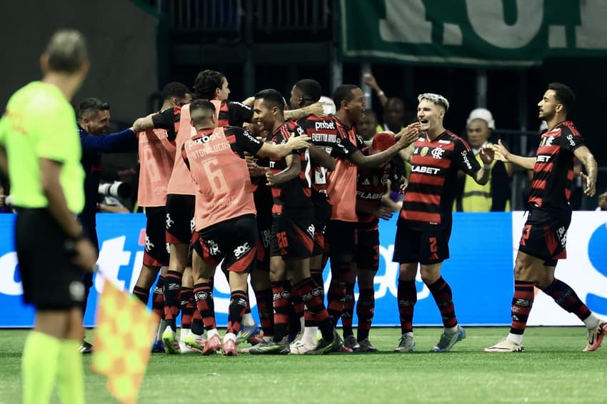 Flamengo comemora gol diante do Palmeiras no Allianz