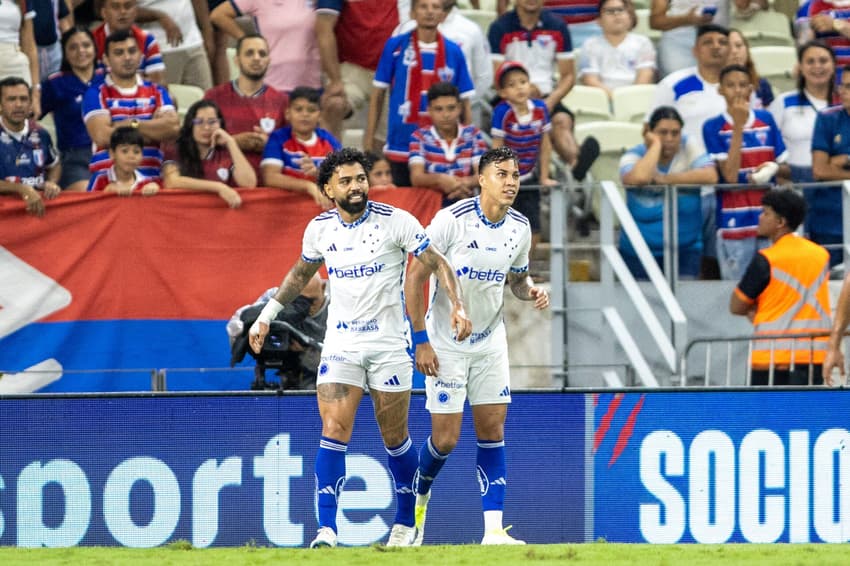 Dupla Gabigol e Kaio Jorge, do Cruzeiro, em jogo contra o Fortaleza, no Castelão (Foto: Baggio Rodrigues/AGIF)