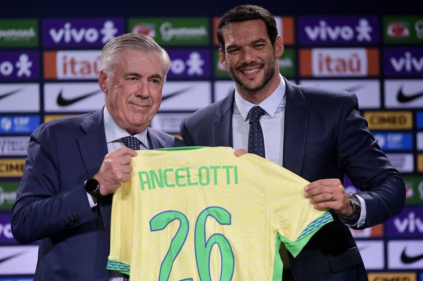 Ancelotti recebe camisa de Samir Xaud, presidente da CBF