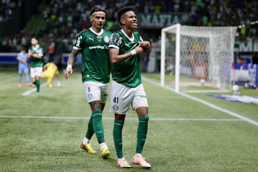 Estêvão comemora gol do Palmeiras diante do Sporting Cristal