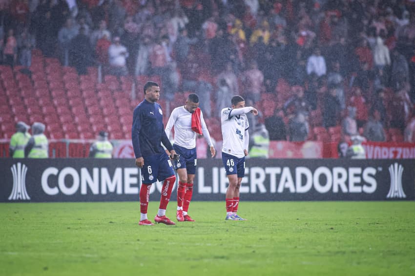 Jogadores do Bahia após derrota para o Internacional Foto: Erick Pulga lamenta eliminação do Bahia no Beira-Rio Foto: Maxi Franzoi/AGIF