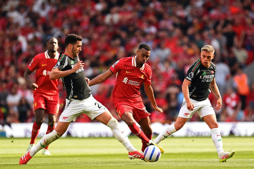 Gravenberch e Merino disputando a bola no duelo entre Liverpool e Arsenal, pela Premier League. (Foto: Peter Powell/AFP)