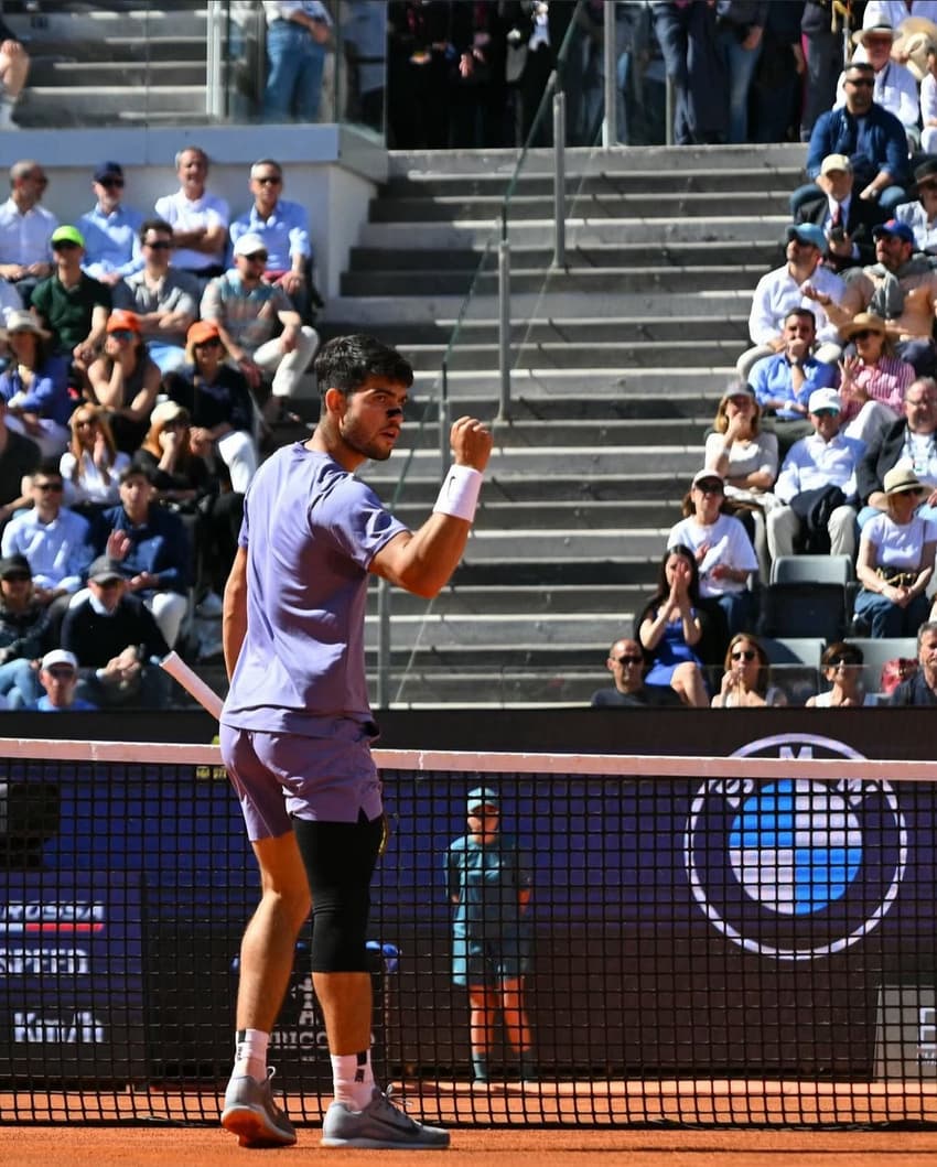 Carlos Alcaraz celebrando o vanço na competição em Roma (Foto: Reprodução/ Redes Sociais)