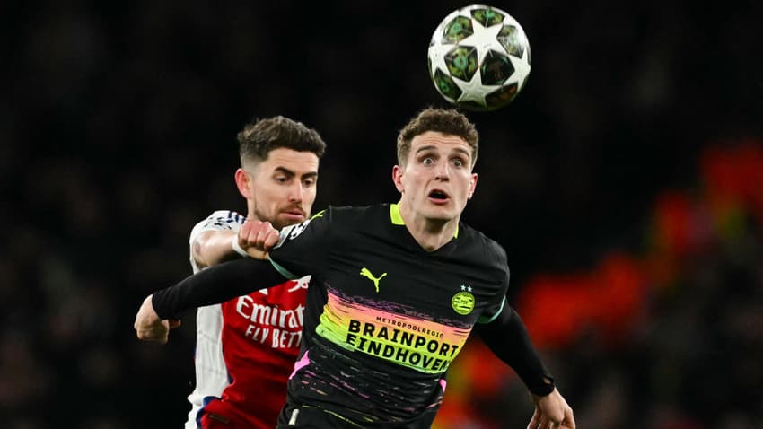 Alvo do Flamengo, Jorginho disputa bola pelo Arsenal, na Champions League