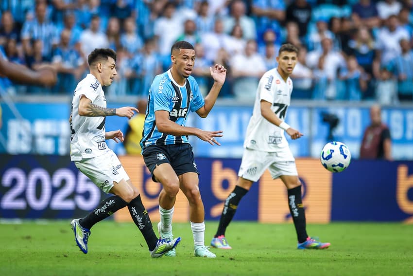 Alysson entrou no intervalo da vitória do Grêmio sobre o Santos. (Foto: Lucas Uebel/Grêmio FBPA)