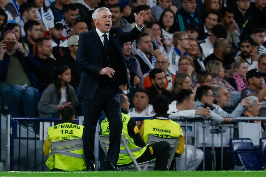 Ancelotti orienta jogadores do Real Madrid na vitória sobre o Mallorca, pela La Liga