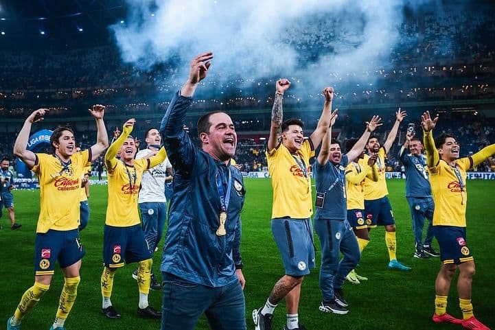 André Jardine comemora um dos títulos do América-MEX com os jogadores no Estádio Azteca