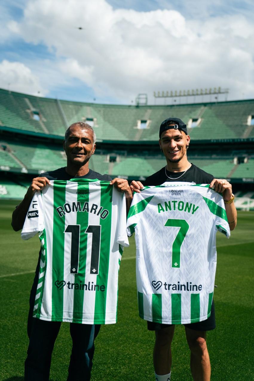 Antony e Romário no Estádio Benito Villamarín, do Real Bétis (Foto: Reprodução/X)