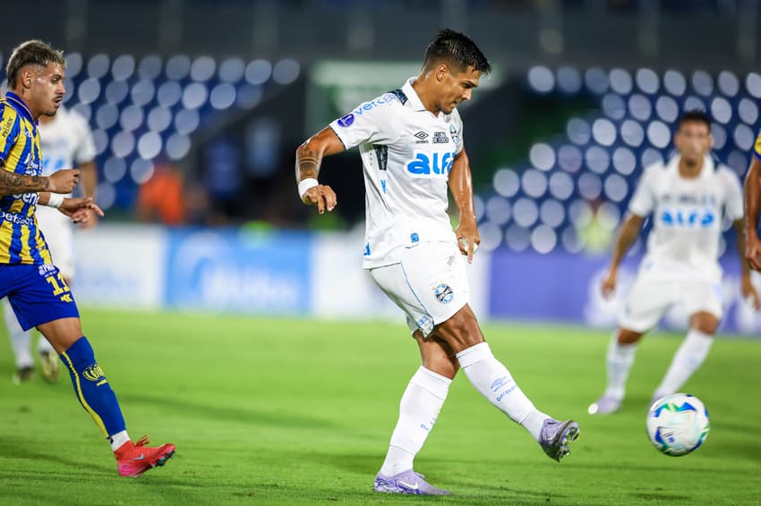 Arezo, com o uniforme branco de 2024 do Grêmio, em jogo fora de casa pela Copa Sul-Americana. (Foto: Lucas Uebel/Grêmio FBPA)