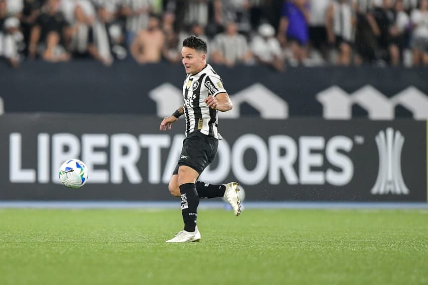 Artur, jogador do Botafogo, durante partida contra o Universidad de Chile
