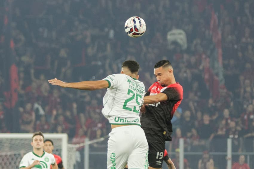 Luiz Fernando e Victor Caetano em Athletico-PR x Chapecoense, na Ligga Arena (foto: Robson Mafra/AGIF)