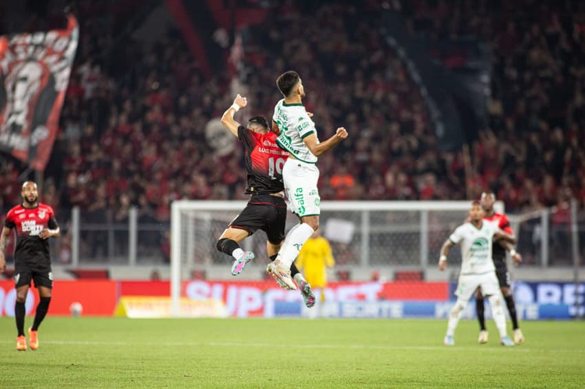 Luiz Fernando em Athletico-PR x Chapecoense, na Ligga Arena (foto: Luis Garcia/AGIF)