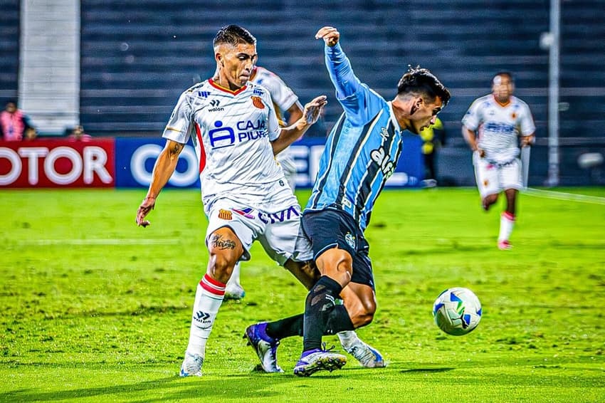 Lance do jogo entre Atlético Grau-PER e Grêmio. (Foto: Divulgação/Atlético Grau)
