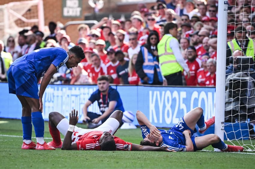 Awoniyi caído no gramado após se chocar com a trave no jogo entre Nottingham Forest e Leicester