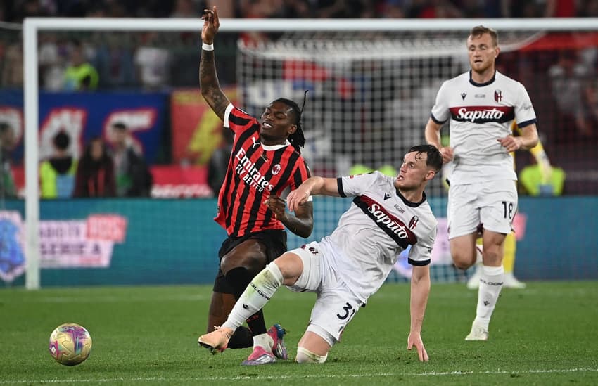 Beukema desarmando Rafael Leão, no confronto entre Milan e Bologna, pela final da Copa da Itália. (Foto: Isabella Bonotto/AFP)