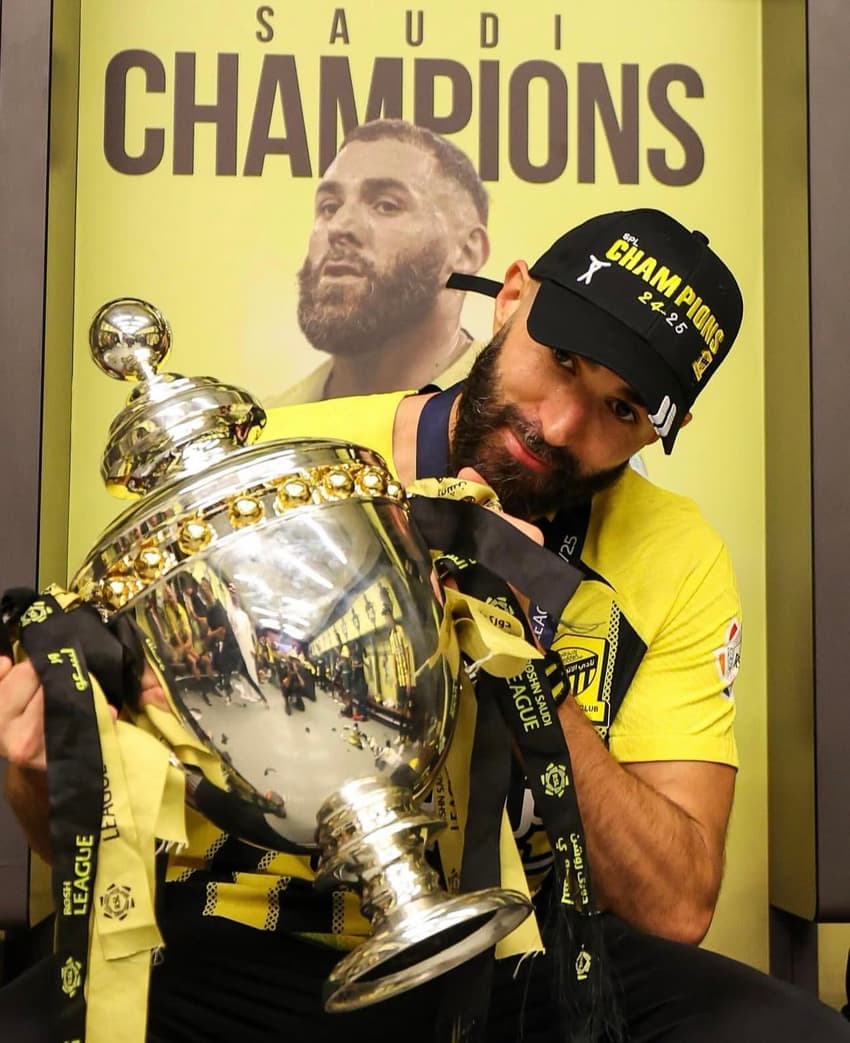 Benzema erguendo o título da Copa da Arábia Saudita (Foto: Reprodução/X)