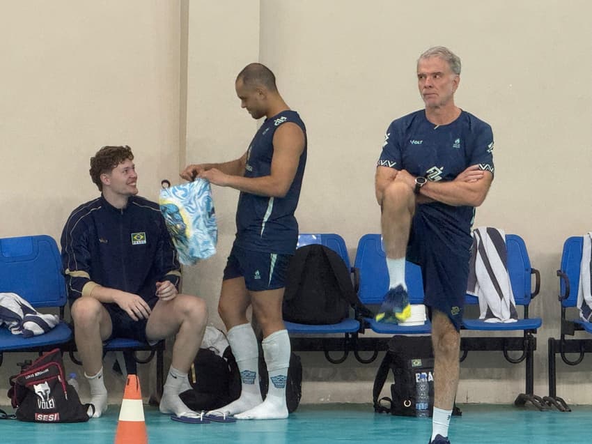 Técnico Bernardinho no treino da Seleção Brasileira masculina de vôlei (foto: Kauhan Fiaux)