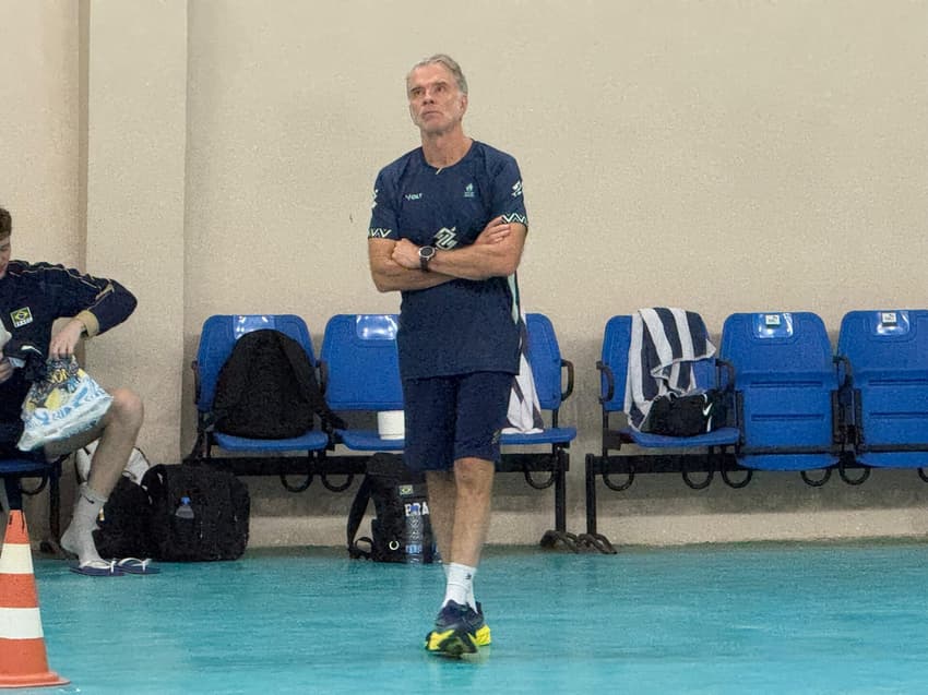 Técnico Bernardinho no treino da Seleção Brasileira masculina de vôlei (foto: Kauhan Fiaux)