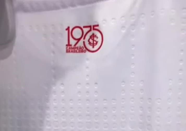 Detalhe nova camisa branca do Internacional
