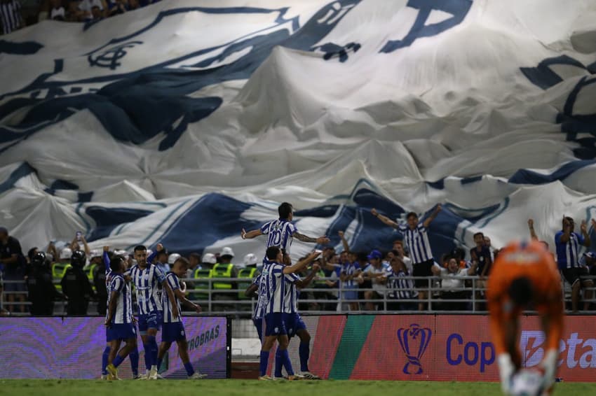 CSA comemora gol da vitória sobre o Grêmio. (Foto: Marlon Costa/AGIF)