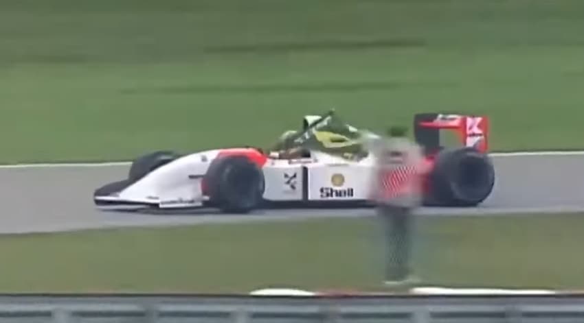 Senna com a bandeira do Brasil após vencer o GP Brasil de 1993 (Foto: Reprodução)