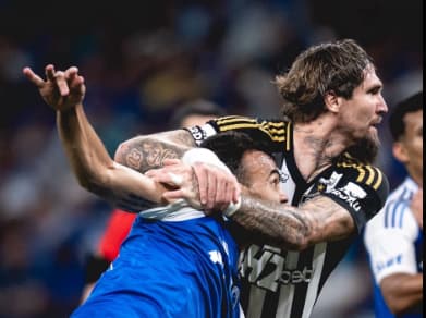Lance entre Fabrício Bruno e Lyanco no clássico Cruzeiro x Atlético-MG (Foto: Reprodução X)