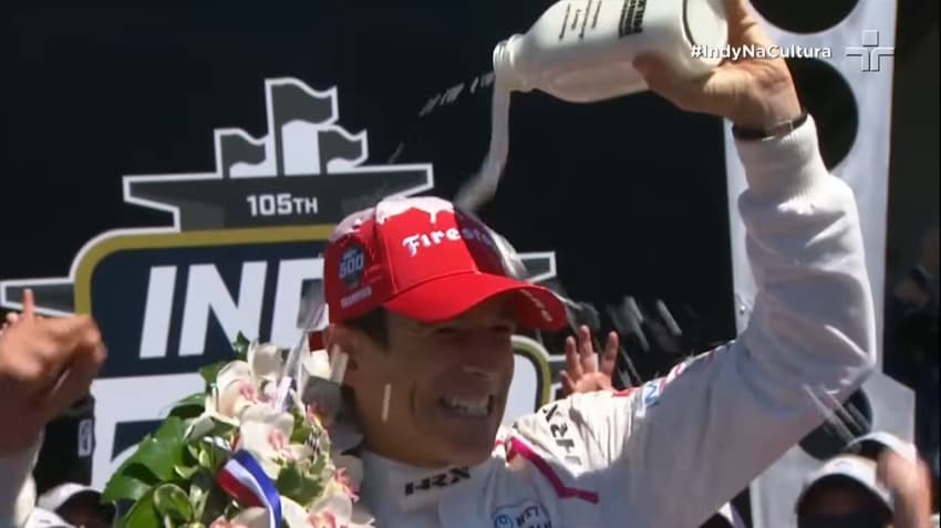 Helio Castroneves comemorando a vitória em 2021 (Foto: Reprodução)
