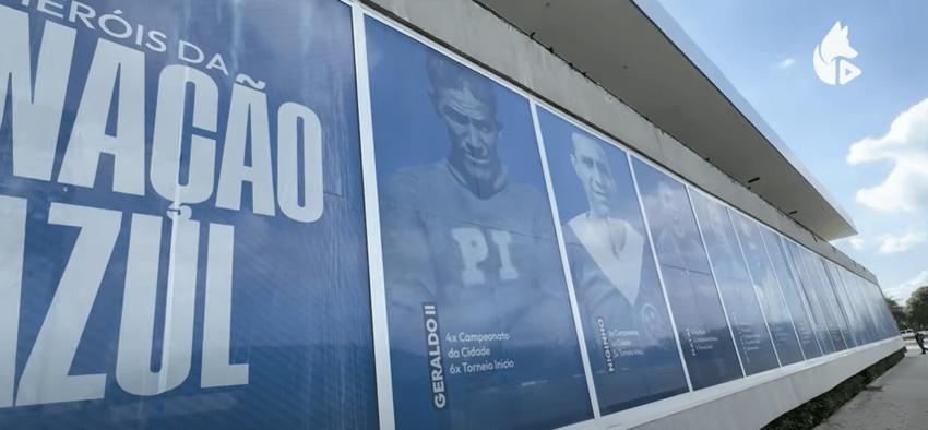 Painel de ídolos do Cruzeiro na Toca da Raposa (Foto: Reprodução YouTube/Cruzeiro)