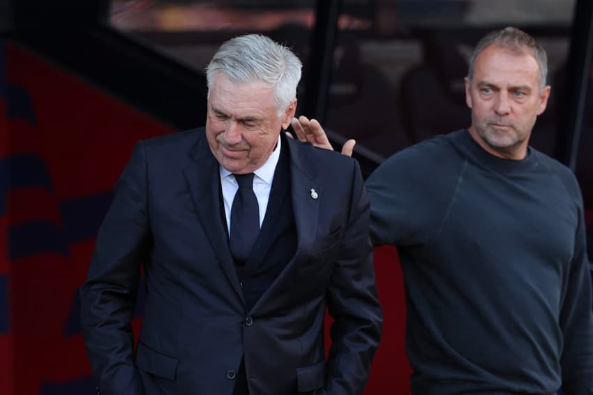Carlo Ancelotti é cumprimentado por Hansi-Flick em Barcelona x Real Madrid