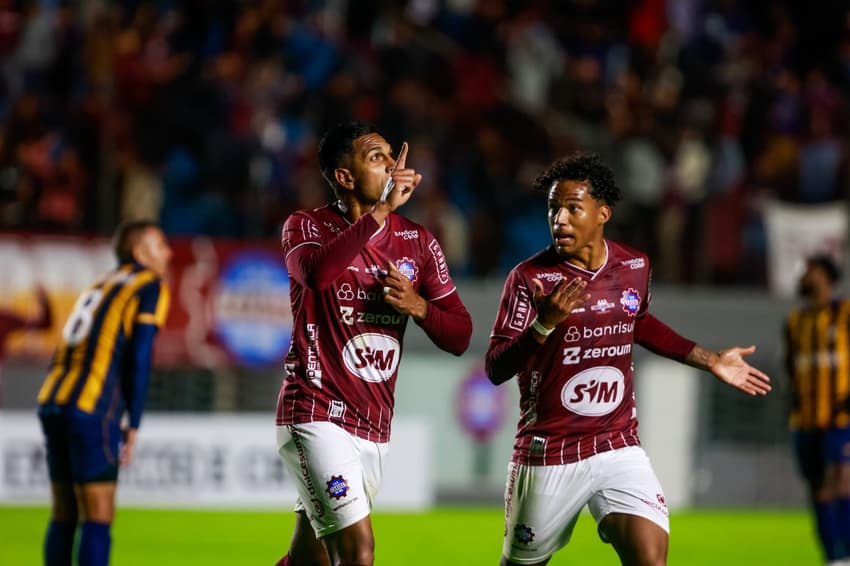 Willen Mota comemora o gol em Caxias x Retrô, no estádio Centenário (foto: Luiz Erbes/AGIF)