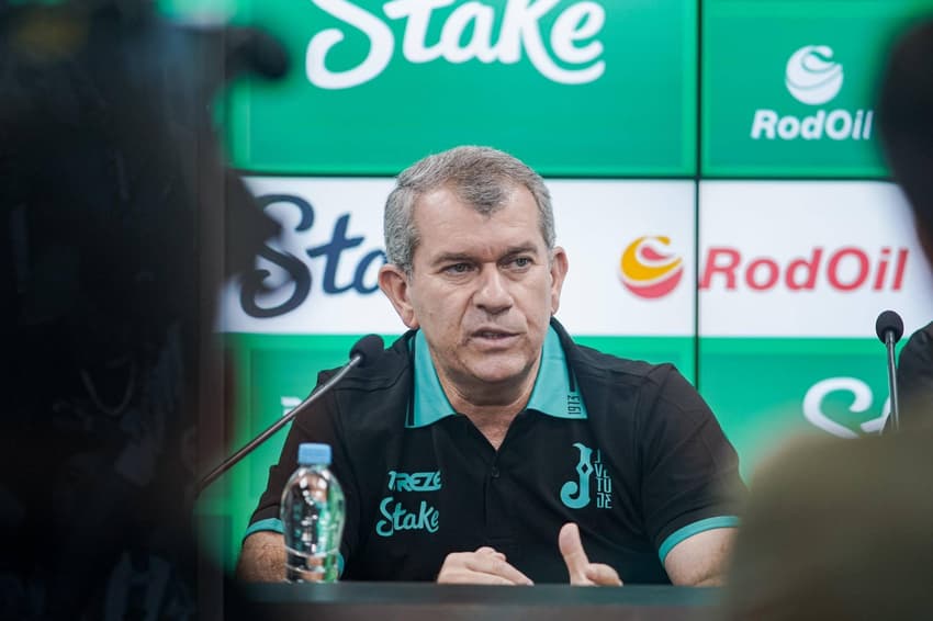 Claudio Tencati comanda o Juventude contra o Fluminense