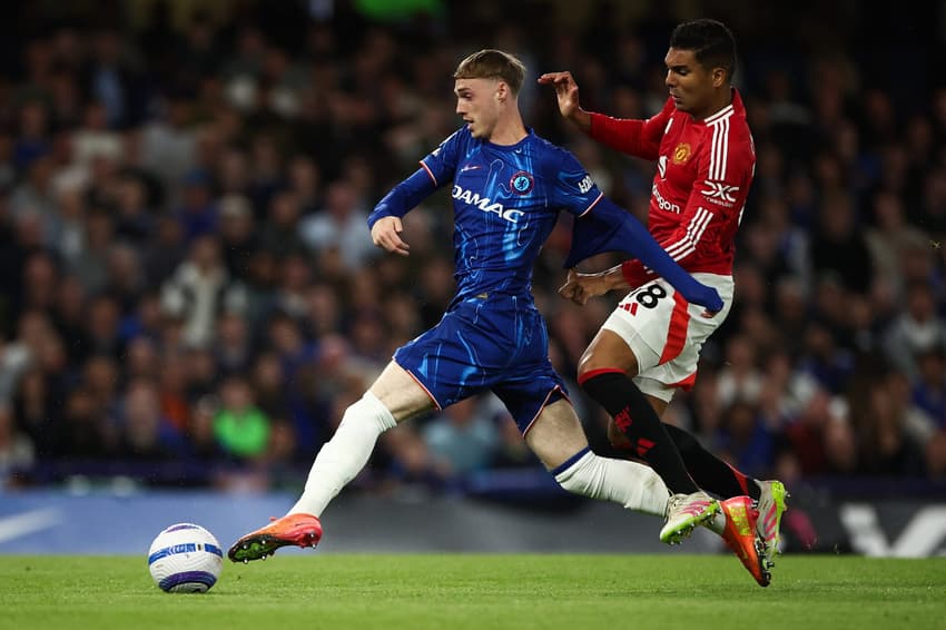 Cole Palmer e Casemiro disputam bola em Chelsea x Manchester United, pela Premier League